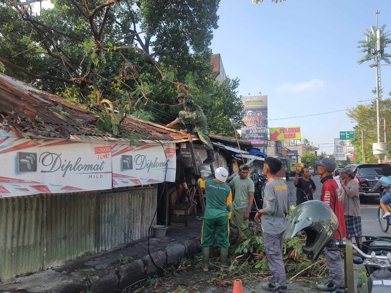 Sigap...!! Babinsa Joyotakan Bantu Evakusai Pohon Tumbang di Wilayah Binaan