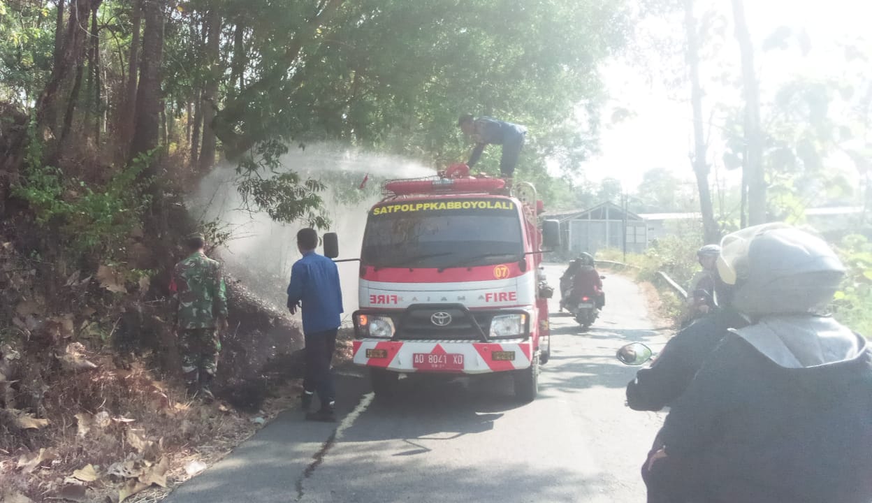 Babinsa Klego Sigap Bantu Damkar Padamkan Kebakaran Lahan Di Desa Tanjung