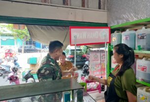 Babinsa Sambangi Para Penjual Di Pasar Tradisional