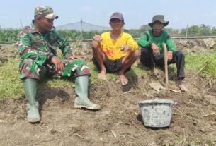 Babinsa Simo Bantu Warga Perbaiki Saluran Irigasi