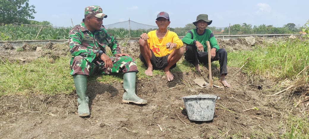 Babinsa Simo Bantu Warga Perbaiki Saluran Irigasi