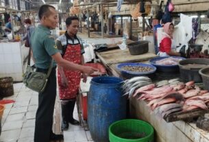 Babinsa Sudiroprajan Ajak Penjual Ikan Agar Tetap Menjaga Kebersihan