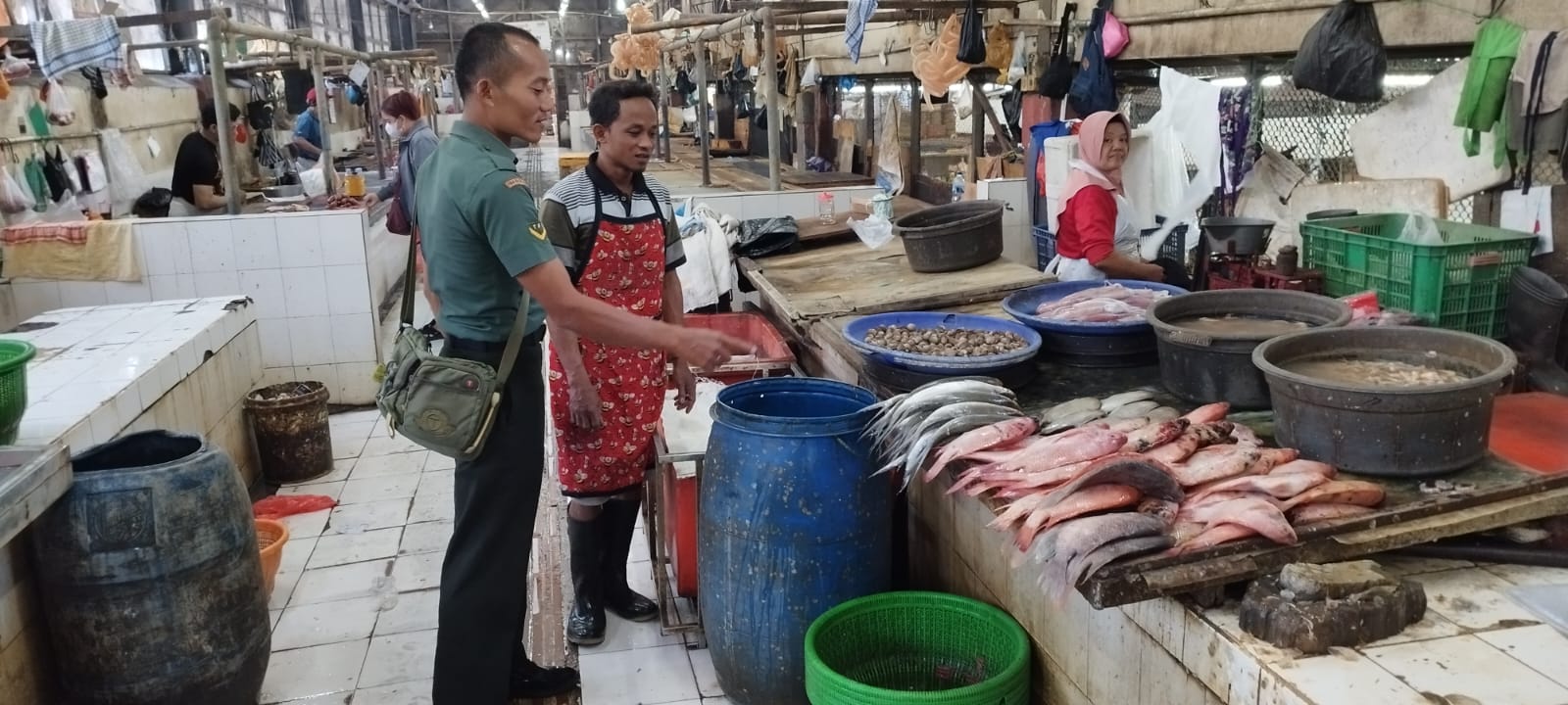Babinsa Sudiroprajan Ajak Penjual Ikan Agar Tetap Menjaga Kebersihan