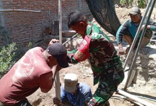 Bentuk Kemanunggalan TNI Rakyat, Babinsa Nogosari Turut Atasi Kesulitan Warga