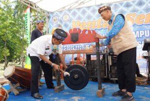 Bupati Agus Istiqlal buka pentas seni budaya Sunda- Lampung di way jambu.