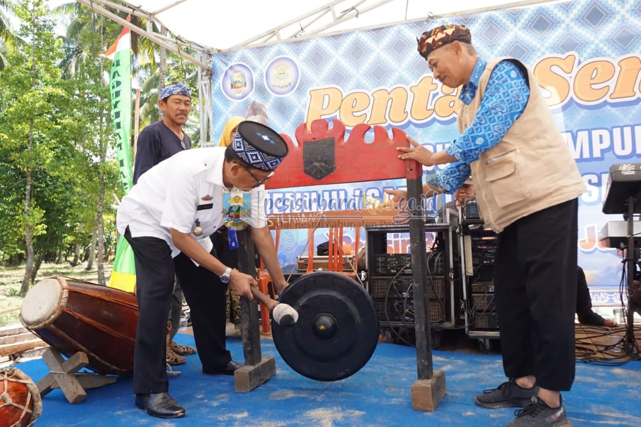 Bupati Agus Istiqlal buka pentas seni budaya Sunda- Lampung di way jambu.