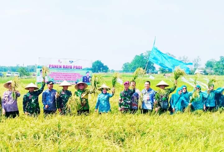 Pj. Bupati Lampura Panen Raya di Desa Wonomerto