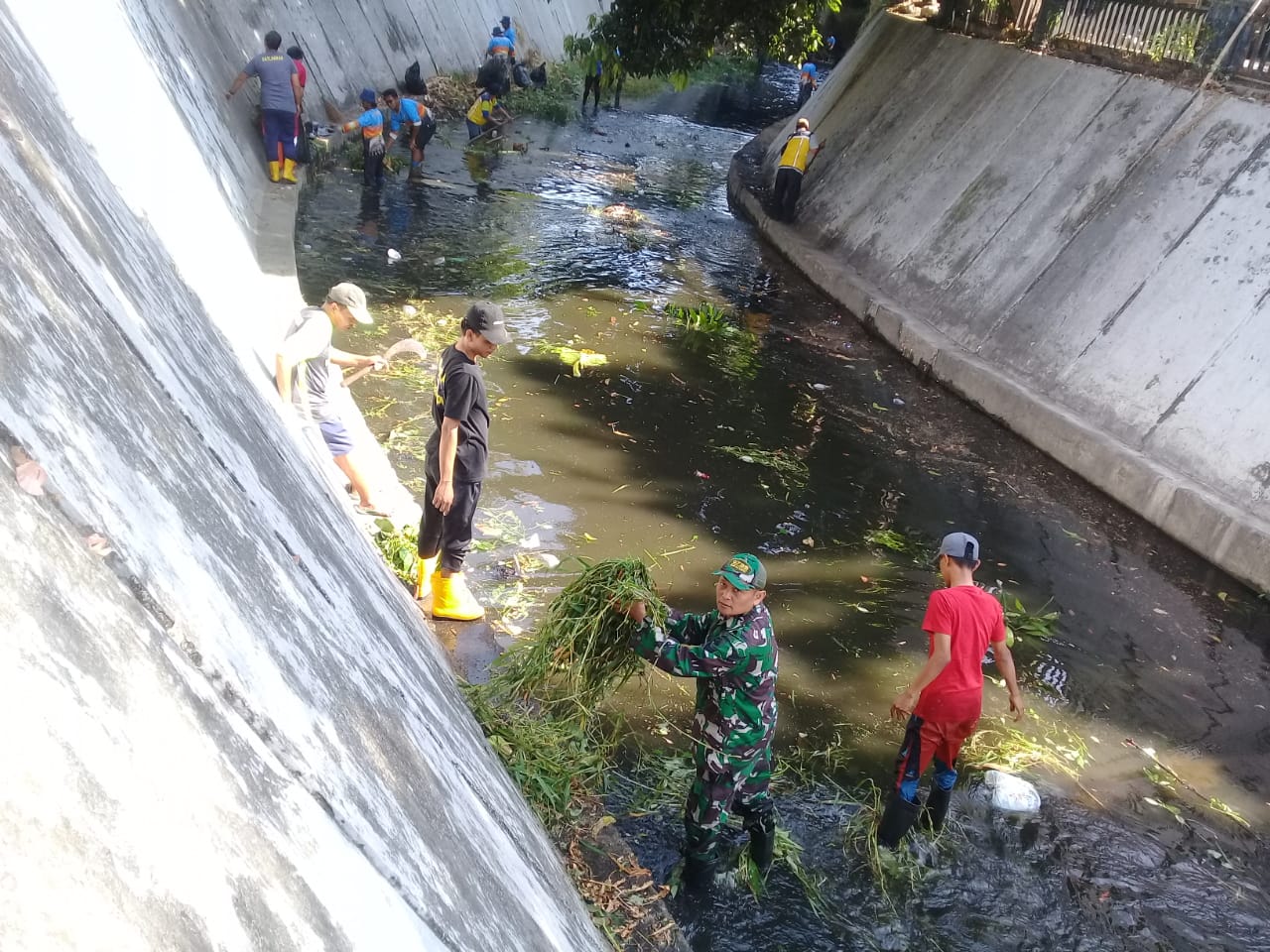 Cegah Banjir Saat Musim Hujan Tiba, Babinsa Ketelan Bersama Tim Saberling Dan Staf Kelurahan Gotong Royong Bersihkan kali Pepe