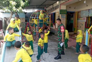 Datangi Sekolah TK, Babinsa Gajahan Berikan Motivasi Dan Semangat Belajar Raih Cita-cita