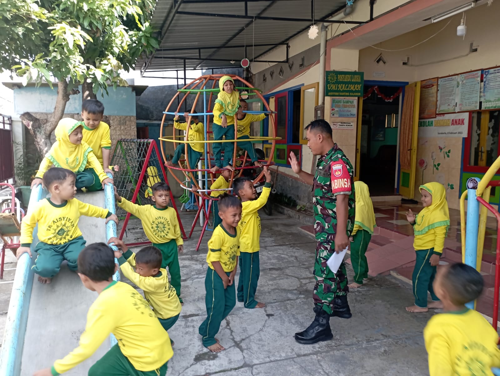 Datangi Sekolah TK, Babinsa Gajahan Berikan Motivasi Dan Semangat Belajar Raih Cita-cita