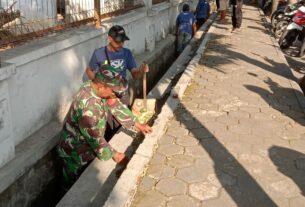 Gorong-gorong Dan Selokan Menjadi Sasaran Kerja Bakti Babinsa Kelurahan Nusukan Bersama Warga
