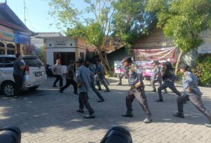 Jaga Kesehatan Tubuh, Babinsa Kelurahan Danukusuman Ajak Linmas Olahraga Bersama