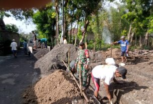 Jalin Keharmonisan, Babinsa Banyudono Bantu Kerja Bakti Warga