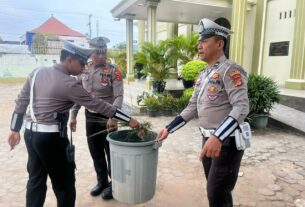 Jelang Hari Lalu Lintas Bhayangkara Ke-69, Sat Lantas Polres Lampung Gelar Bakti Sosial Bersihkan Tempat Ibadah