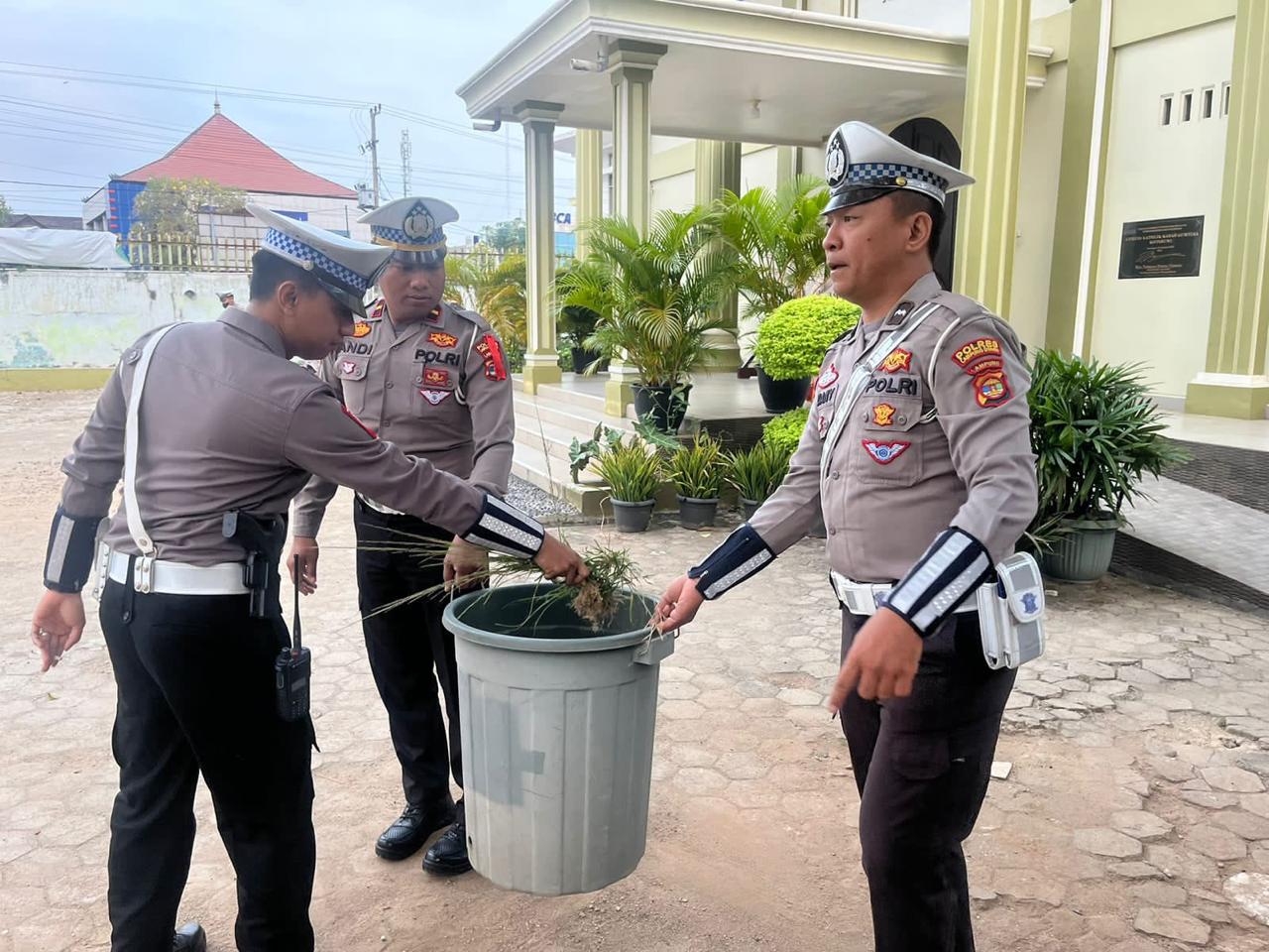Jelang Hari Lalu Lintas Bhayangkara Ke-69, Sat Lantas Polres Lampung Gelar Bakti Sosial Bersihkan Tempat Ibadah