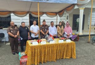 Kejari Way Kanan Dody A.J. Sinaga SH.MH meminpin pemusnahan barang bukti