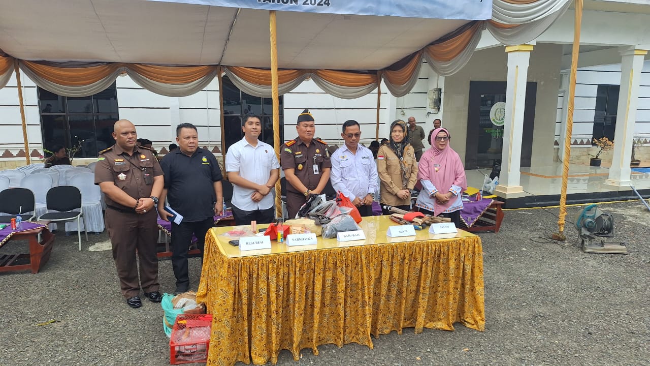 Kejari Way Kanan Dody A.J. Sinaga SH.MH meminpin pemusnahan barang bukti