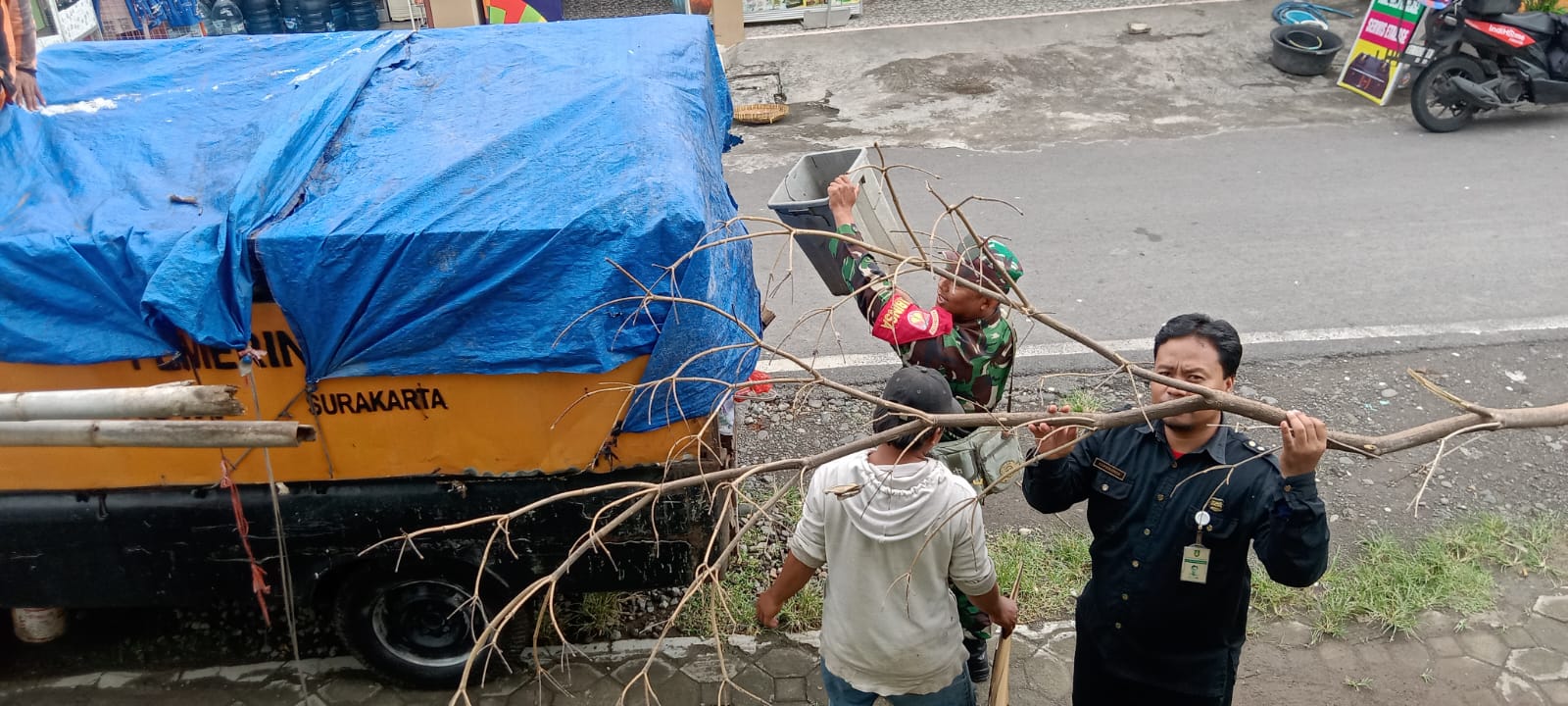 Kerja Bakti Babinsa Kelurahan Nusukan Bersama Security Dan Warga Menyasar Taman Cerdas Nusukan