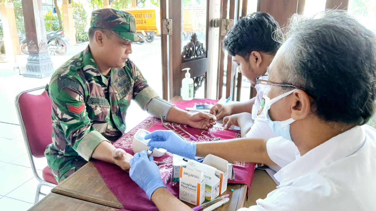 Kerjasama Dengan Puskesmas, Babinsa Kratonan Bersama Warga Laksanakan Pengecekan Rutin Penyakit Tidak Menular