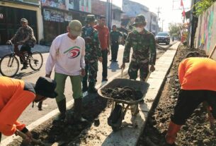 Panas Terik Bukan Penghalang TNI Bersama Warga Selesaikan Sasaran Fisik KBD Tahap VI Kodim 0735/Surakarta