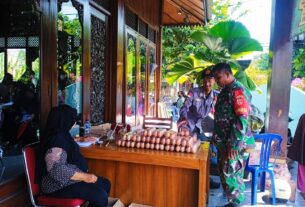 Peduli Stunting, Babinsa Mojosongo Bantu Pendistribusian Bantuan Telur Kepada Anak Stunting