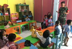 Peduli Terhadap Pendidikan Babinsa Kepatihan Wetan Sambangi Sekolah PAUD KB Mawar Kencana