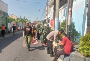 Peringati Word Clean Up Day, Babinsa Gandekan Bersama Staf Kelurahan Bersihkan Lingkungan