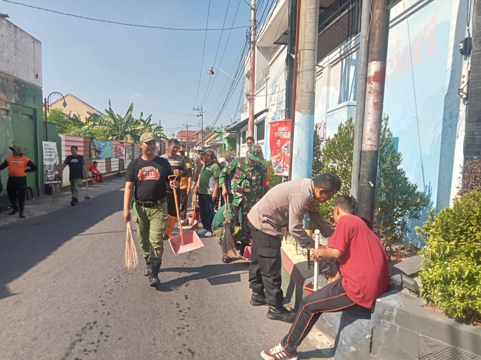 Peringati Word Clean Up Day, Babinsa Gandekan Bersama Staf Kelurahan Bersihkan Lingkungan