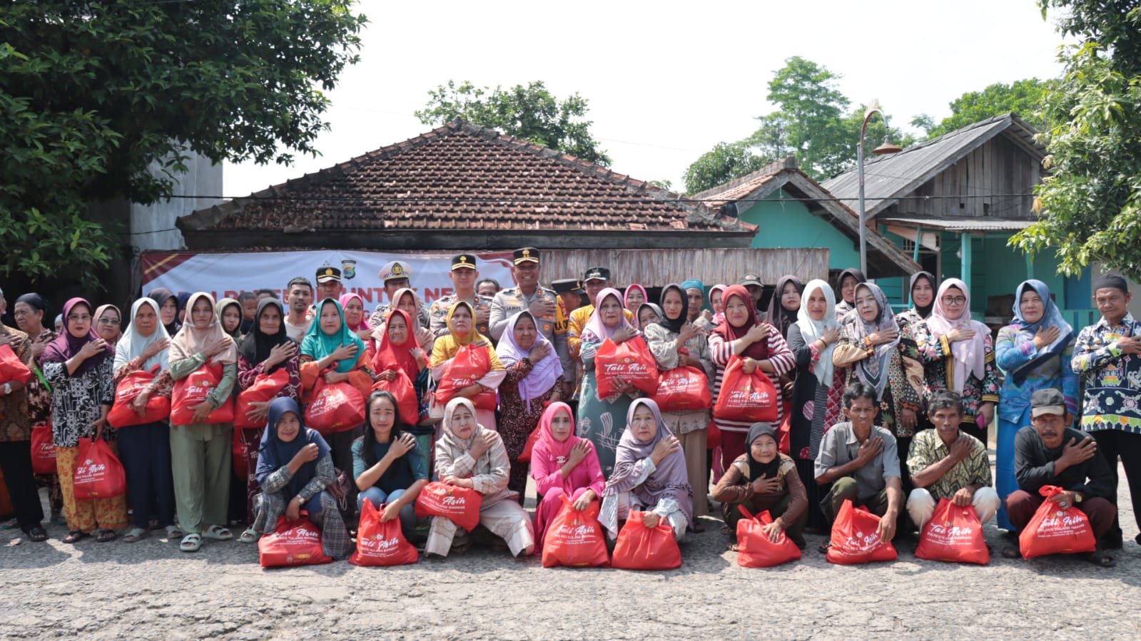 Polres Tulang Bawang Distribusikan 19 Ribu Liter Air Bersih di Dua Lokasi Berbeda