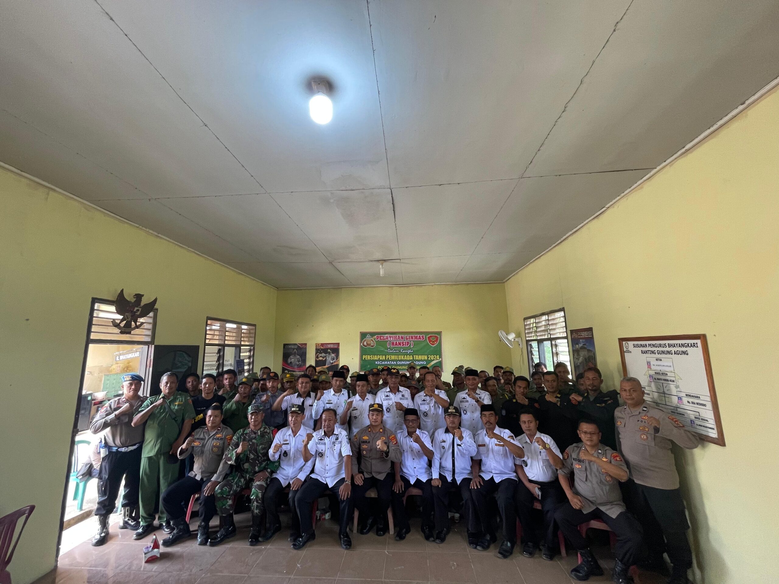 Polsek Gunung Agung Berikan Pembekalan dan Pelatihan Kepada Linmas Kecamatan Gunung Agung