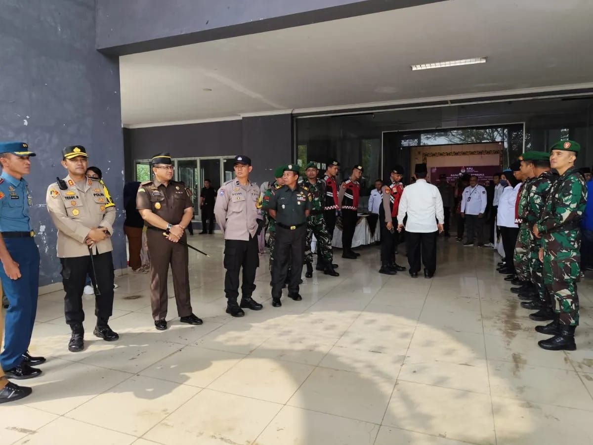 Ratusan Anggota Kepolisian dan TNI diterjunkan amankan pengundian Nomor Urut Paslon