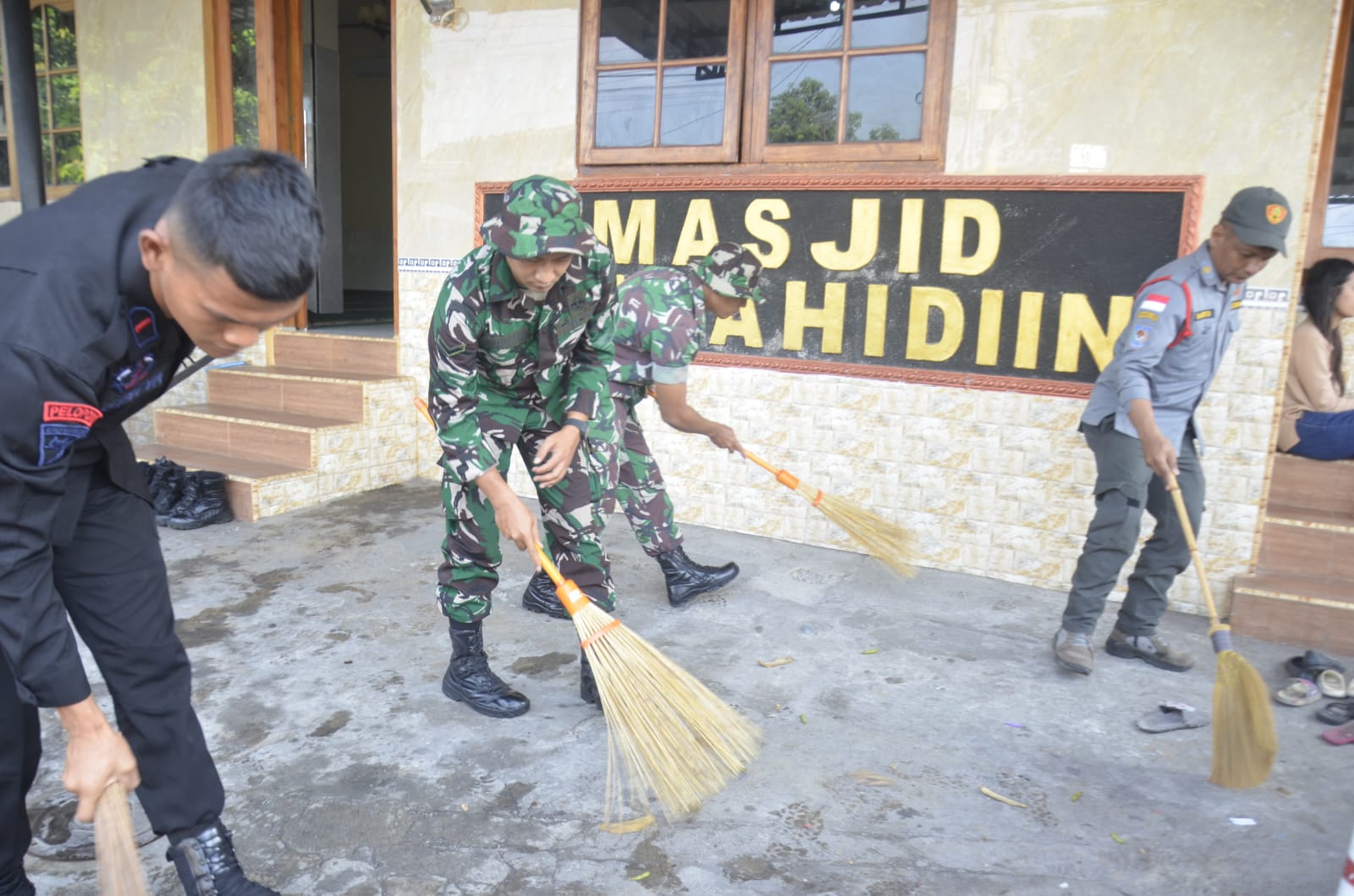 Sambut HUT TNI KE-79, Kodim 0735/Surakarta Gelar Karya Bakti Pembersihan Tempat Ibadah