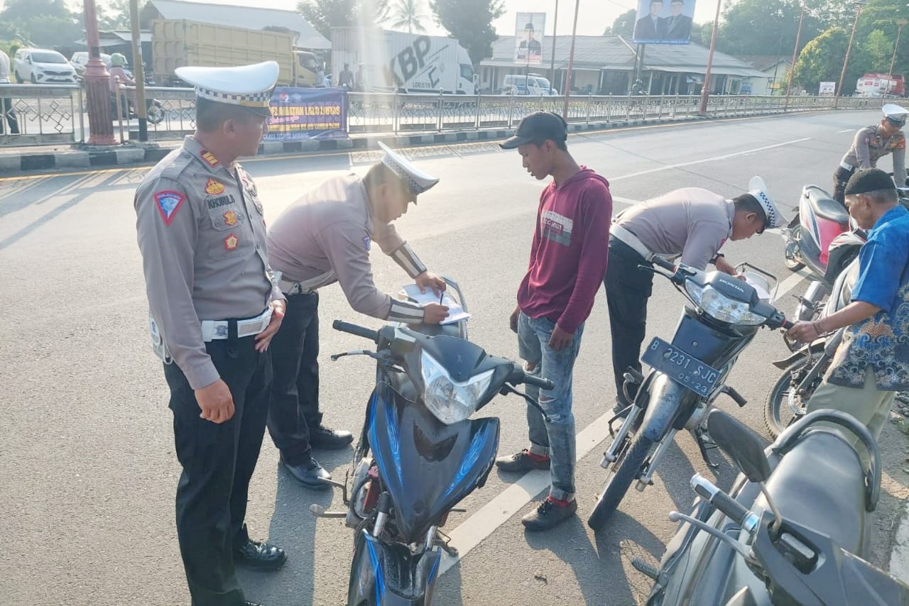 Satlantas Polres Tulang Bawang Gelar Razia Gabungan di Jalintim Tugu Garuda, AKP Khoirul: 50 Pelanggar Ditilang