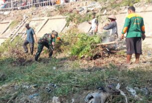 Semak Belukar di Pinggiran Bendung Tirtonadi Jadi Sasaran Kerja Bakti Babinsa Manahan Bersama Warga