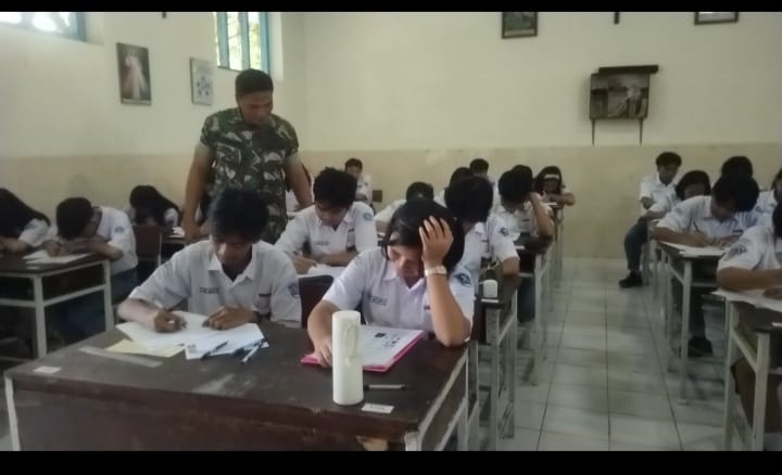 TNI Peduli, Serma Yudhi Bantu Awasi Ujian Siswa-Siswi SMA 1 Kristen Surakarta