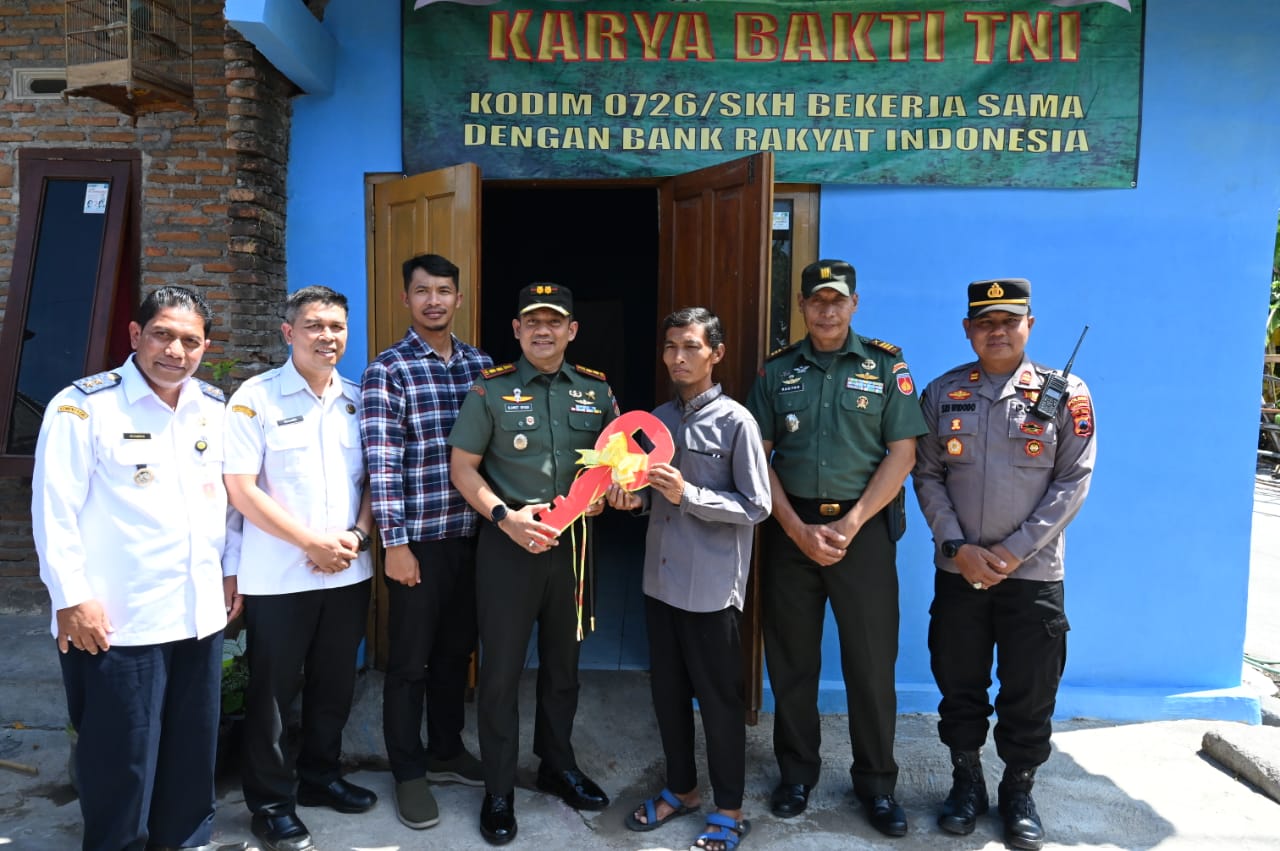 Dandim 0726/Sukoharjo Serahkan Kunci Hasil Renovasi RTLH Kepada Pak Slamet dan Pak Dwi Di Desa Langenharjo dan Gedangan*