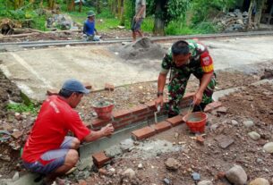 Supodo Bersama Warga, Gotong Royong Bangun Talud Jalan Desa
