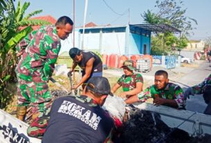 TNI-Polri dan Satpol PP, bersama Masyarakat Bersihkan Puing-Puing Sisa Kebakaran di Desa Drokilo