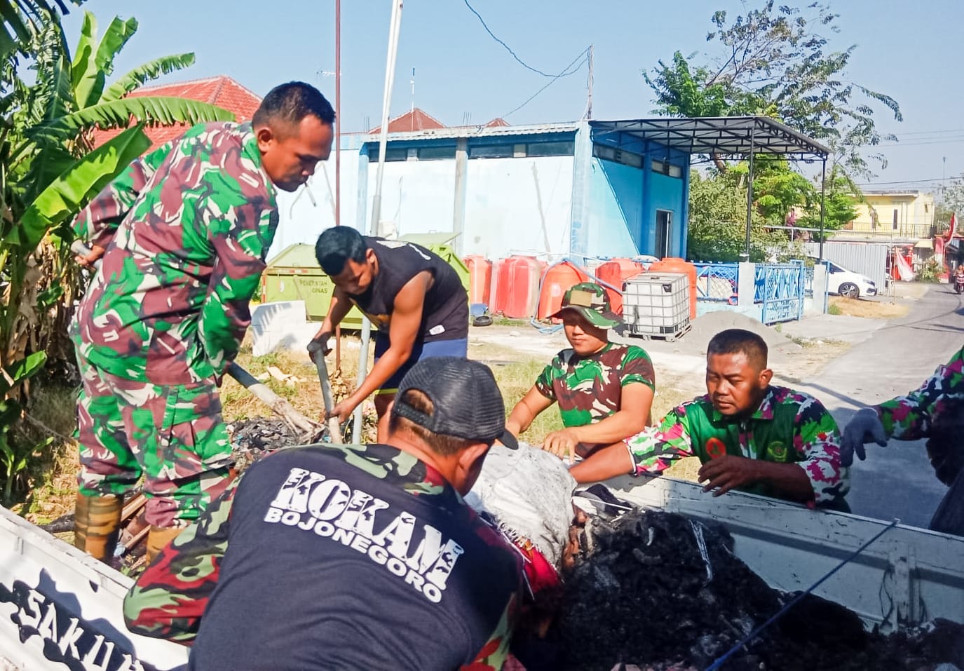 TNI-Polri dan Satpol PP, bersama Masyarakat Bersihkan Puing-Puing Sisa Kebakaran di Desa Drokilo