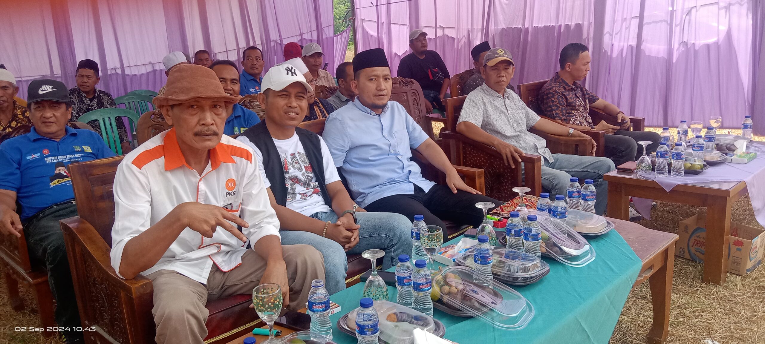 Masyarakat Desa Tulung Singkip Sambut Ardian Dan Sofyan Penuh Kehangatan. Warga Minta PAS Pimpin Lampura Ke Depan.

<div class=