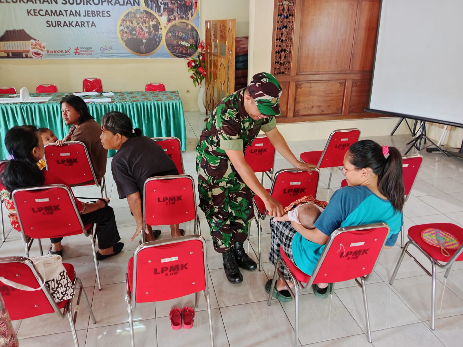 Wujudkan Balita Sehat, Babinsa Dampingi Pelaksanaan Posyandu di Kelurahan Sudiroprajan