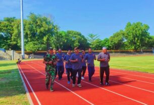 Wujudkan Tubuh Yang Sehat Dan Bugar, Babinsa Keprabon Berikan Pembinaan Fisik Kepada Linmas