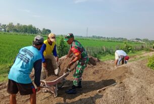 Babinsa Berjibaku di Jalan, Bantu Warga Pengurukan Jalan Demi Kelancaran Akses