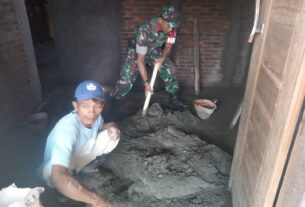Babinsa Gotong Royong Renovasi Rumah Warga, Tunjukkan Kepedulian TNI