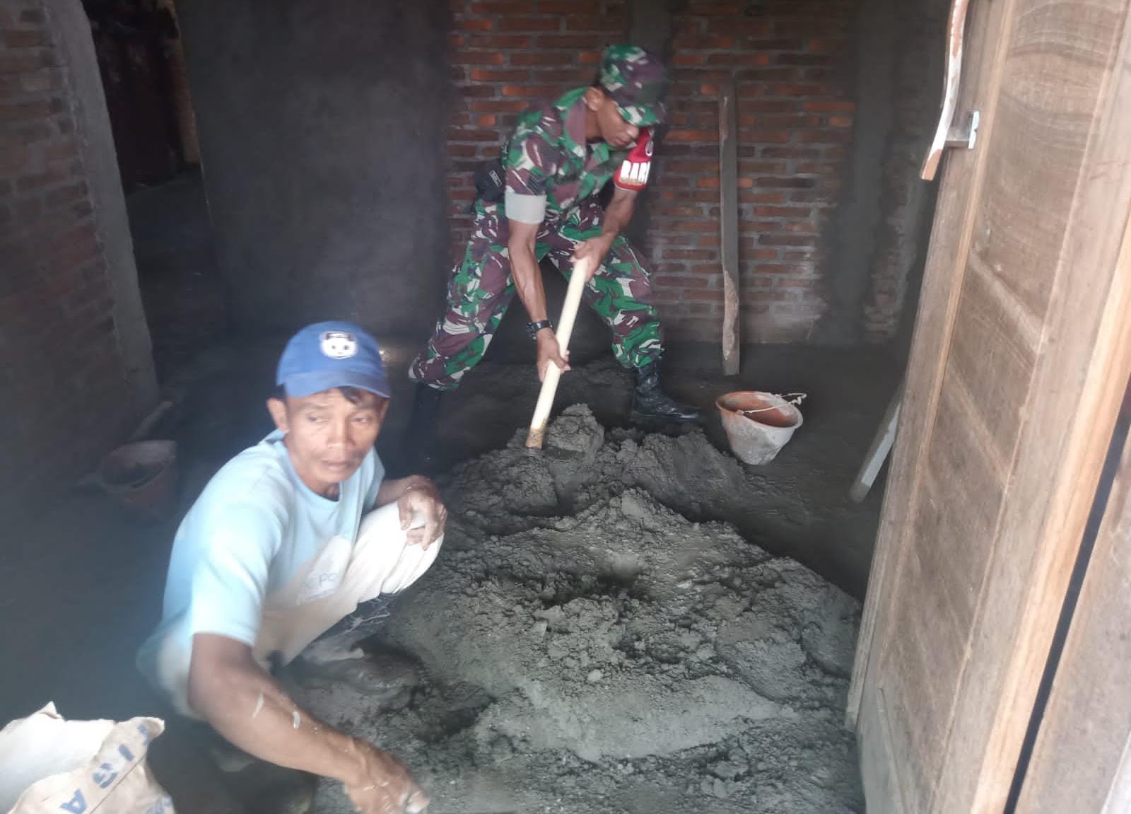 Babinsa Gotong Royong Renovasi Rumah Warga, Tunjukkan Kepedulian TNI