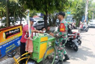 Babinsa Purwodiningratan Ingatkan Pedagang Buah Keliling Jaga Kebersihan Dan Keselamatan Saat Berjualan