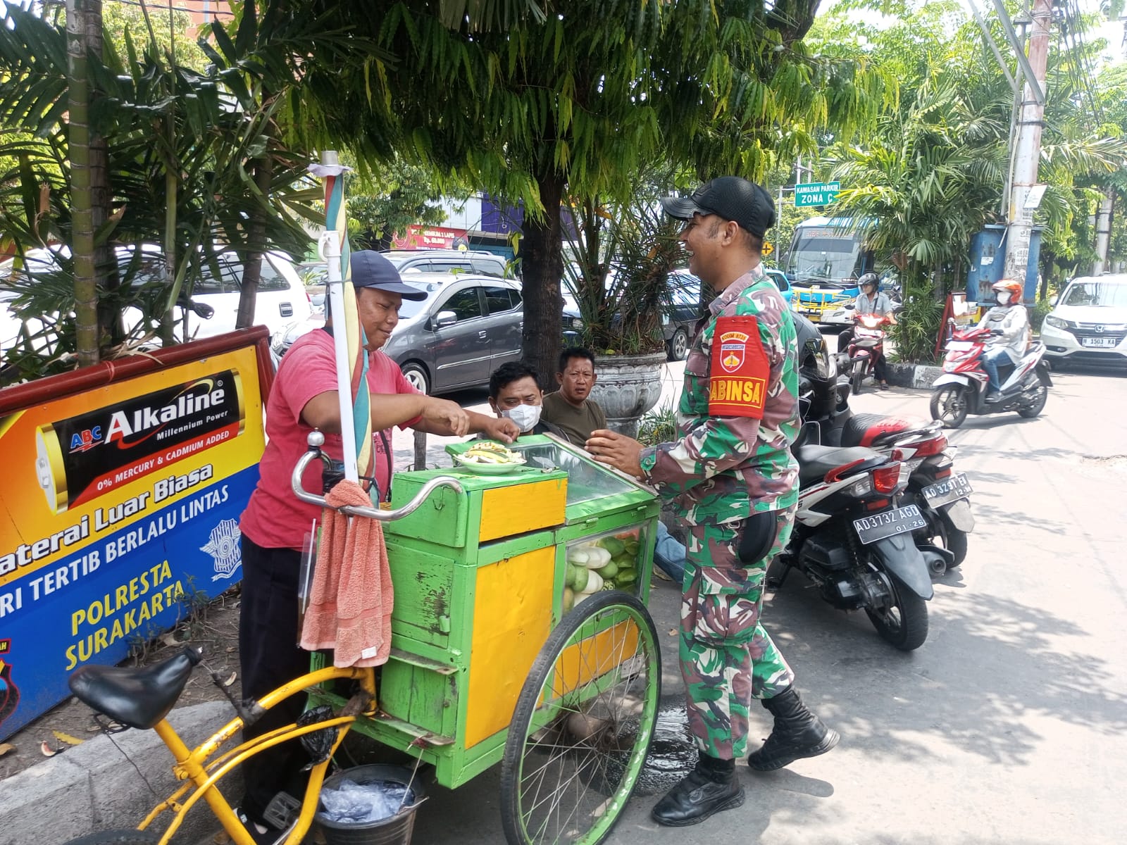 Babinsa Purwodiningratan Ingatkan Pedagang Buah Keliling Jaga Kebersihan Dan Keselamatan Saat Berjualan