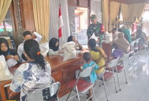 Babinsa Sangkrah Pantau Penyaluran Bantuan Beras Dari Bulog, Pastikan Bantuan Tidak Salah Alamat