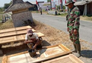 Babinsa Timba Ilmu Dari Pengrajin Kayu