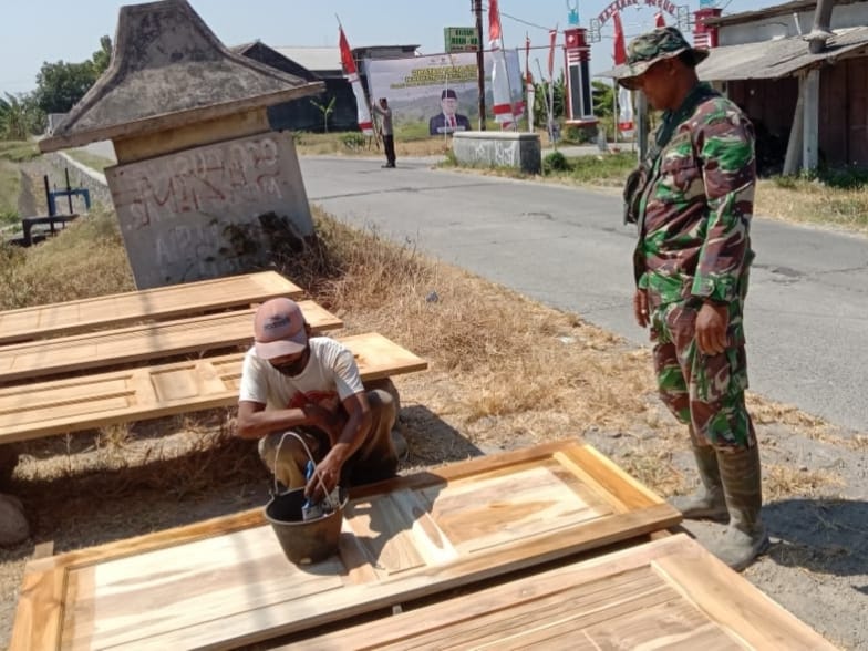 Babinsa Timba Ilmu Dari Pengrajin Kayu